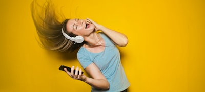 玩家部落社区内球迷热烈讨论互动场景