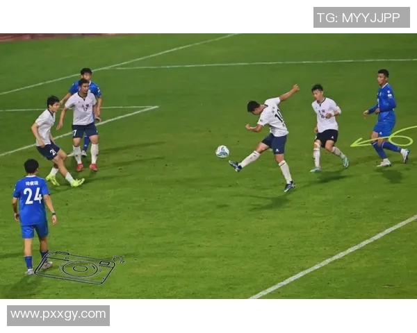 足球明星携手转场瞬间定格精彩时刻的合拍图片展示